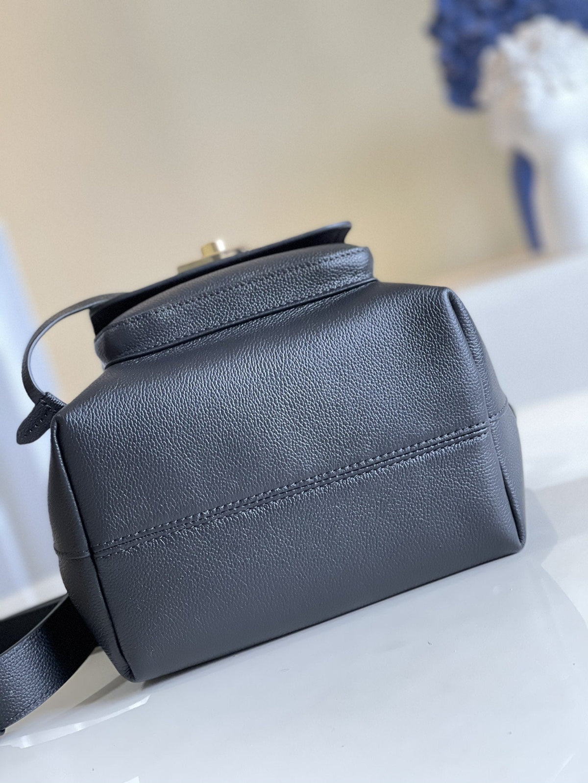 LOUIS VUITTON LV LOCKME BUCKET 23 BLACK GRAINED CALF SKIN