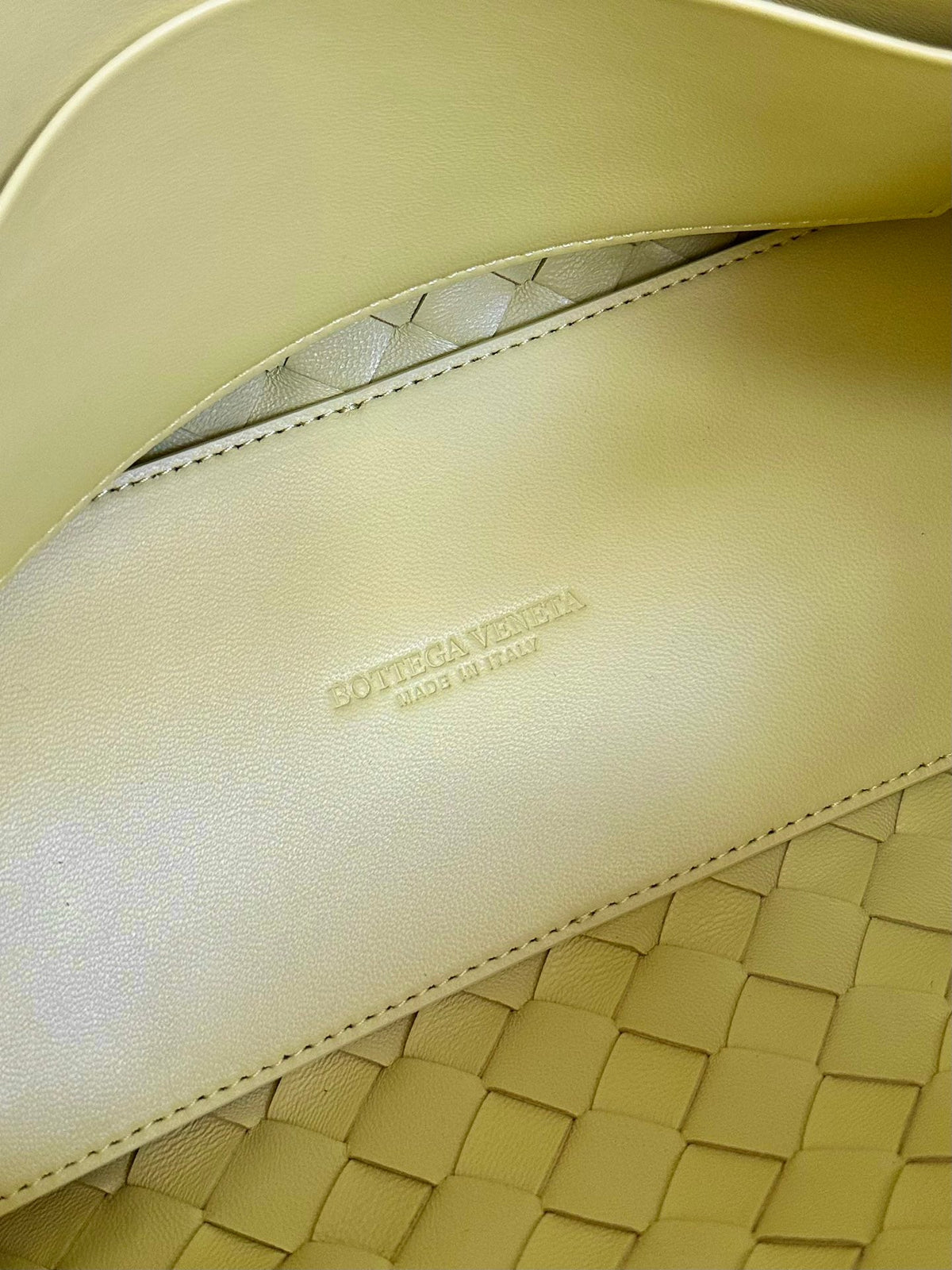 BOTTEGA VENETA SMALL ANDIAMO 25CM LIGHT YELLOW LAMBSKIN