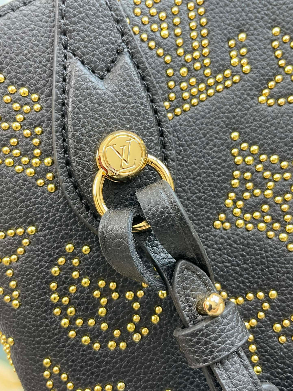 LOUIS VUITTON BLOSSOM MM 30 BLACK MAHINA CALFSKIN