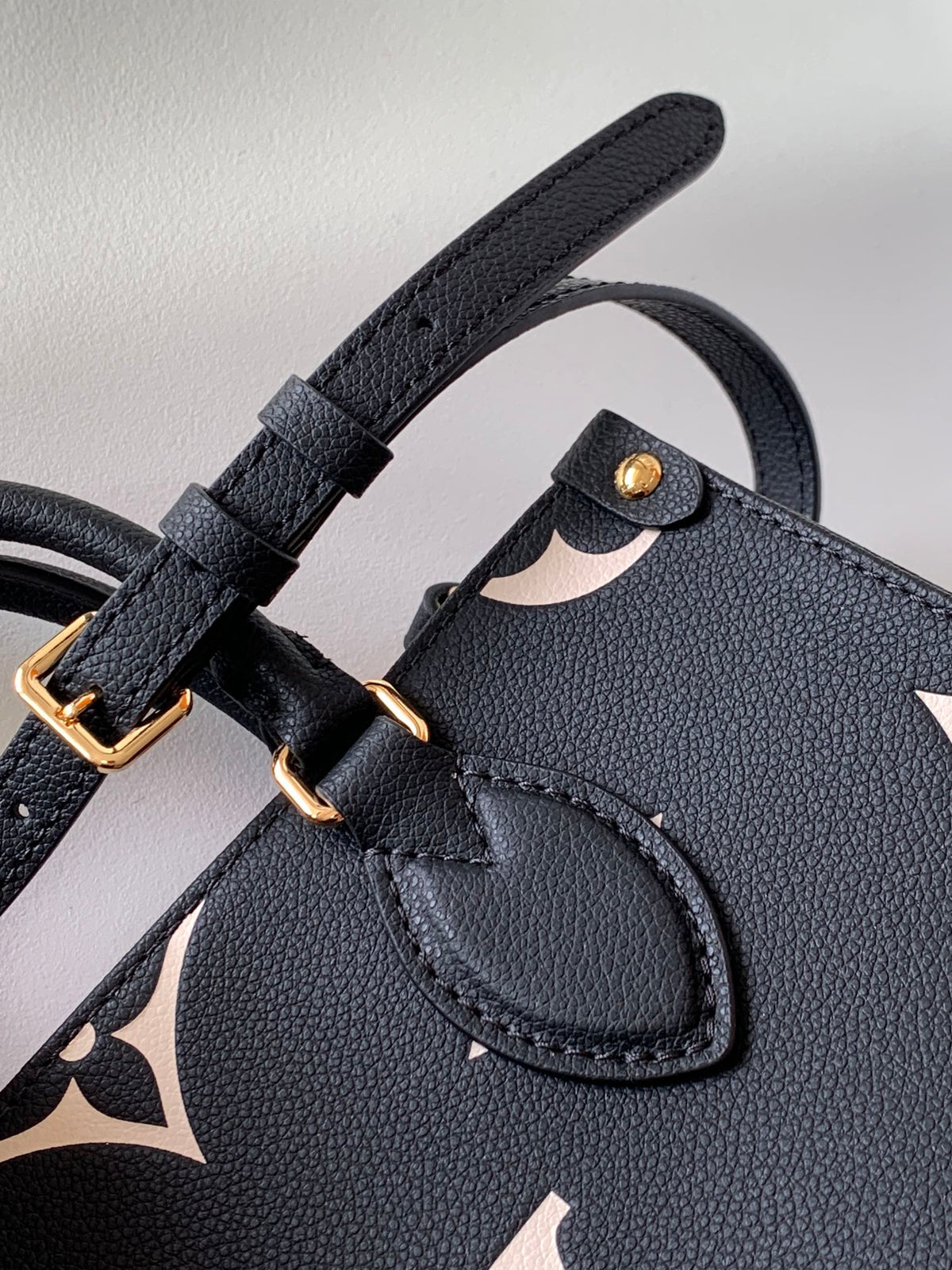 LOUIS VUITTON ONTHEGO TOTE 25 IN BLACK AND OFF WHITE MONOGRAM EMPREINTE