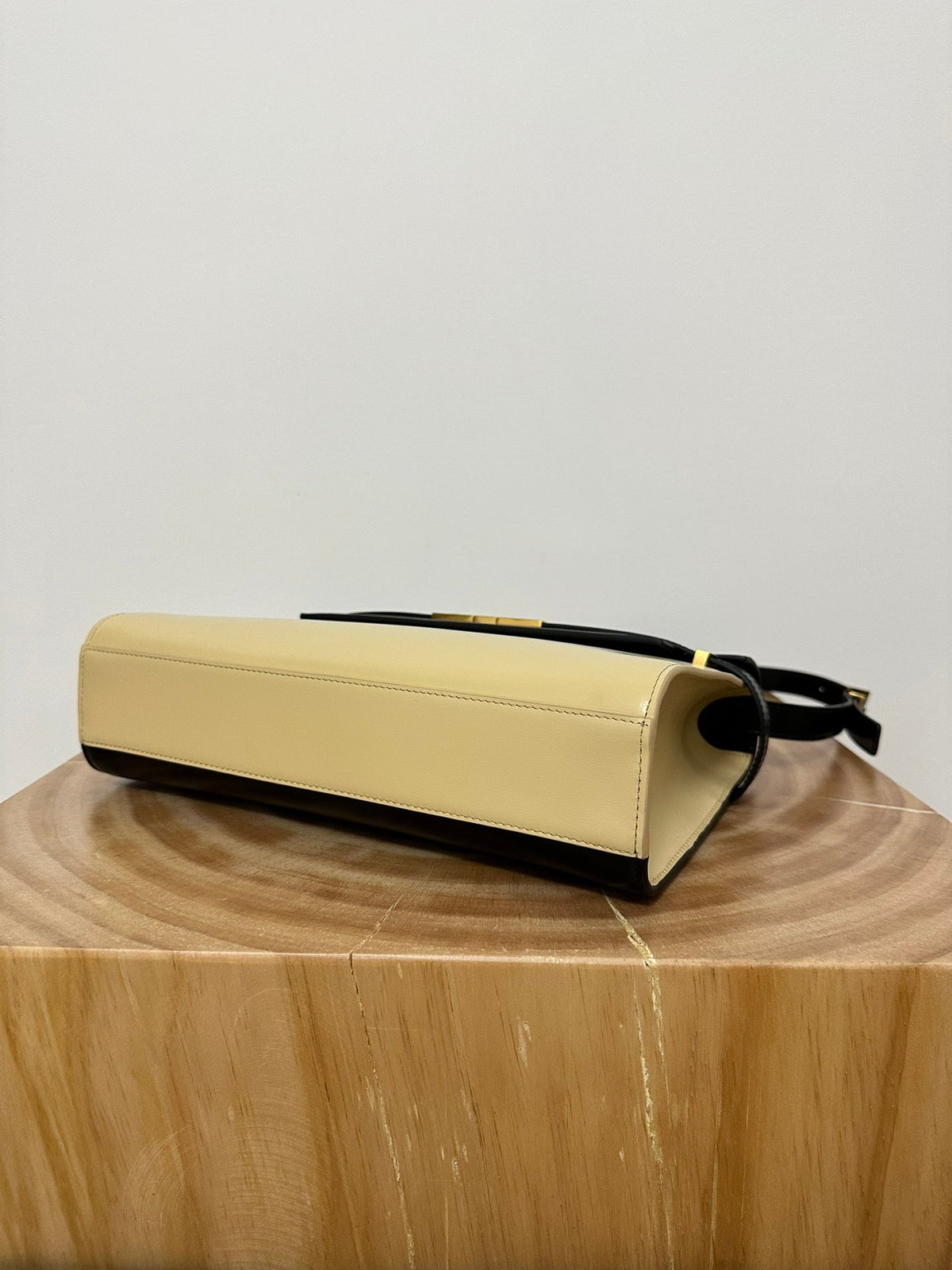 MANHATTAN 29 TOP-HANDLE IN SMOOTH BLACK BEIGE CALFSKIN