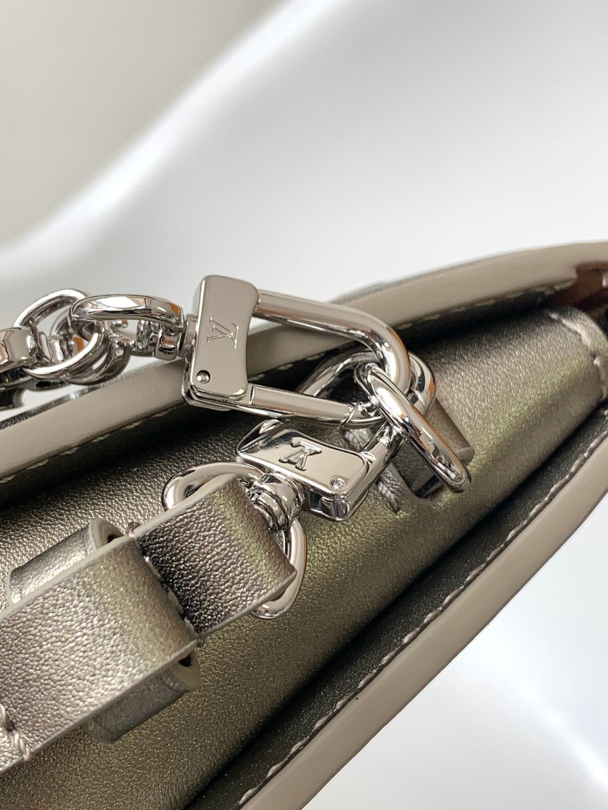 LOUIS VUITTON LV 25S LEXINGTON PREMIUM ORIGINAL HANDBAG 21 IN BEIGE GRAY MOONOGRAM CALFSKIN SHIMMERING METALLIC GOLD
