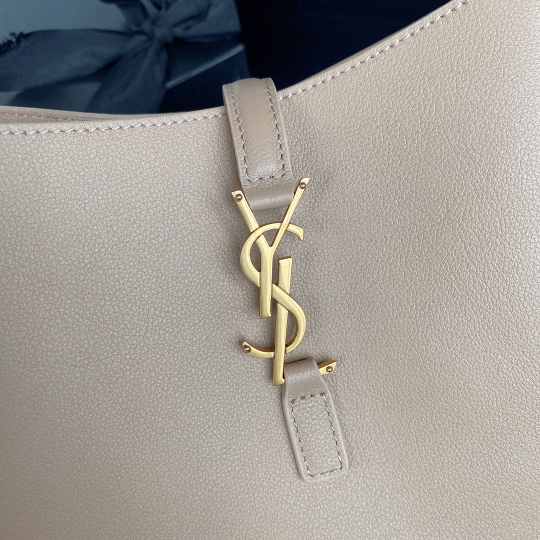 LE 5 À 7 SMALL SUPPLE 23 IN BEIGE LAMBSKIN GOLD BUCKLE