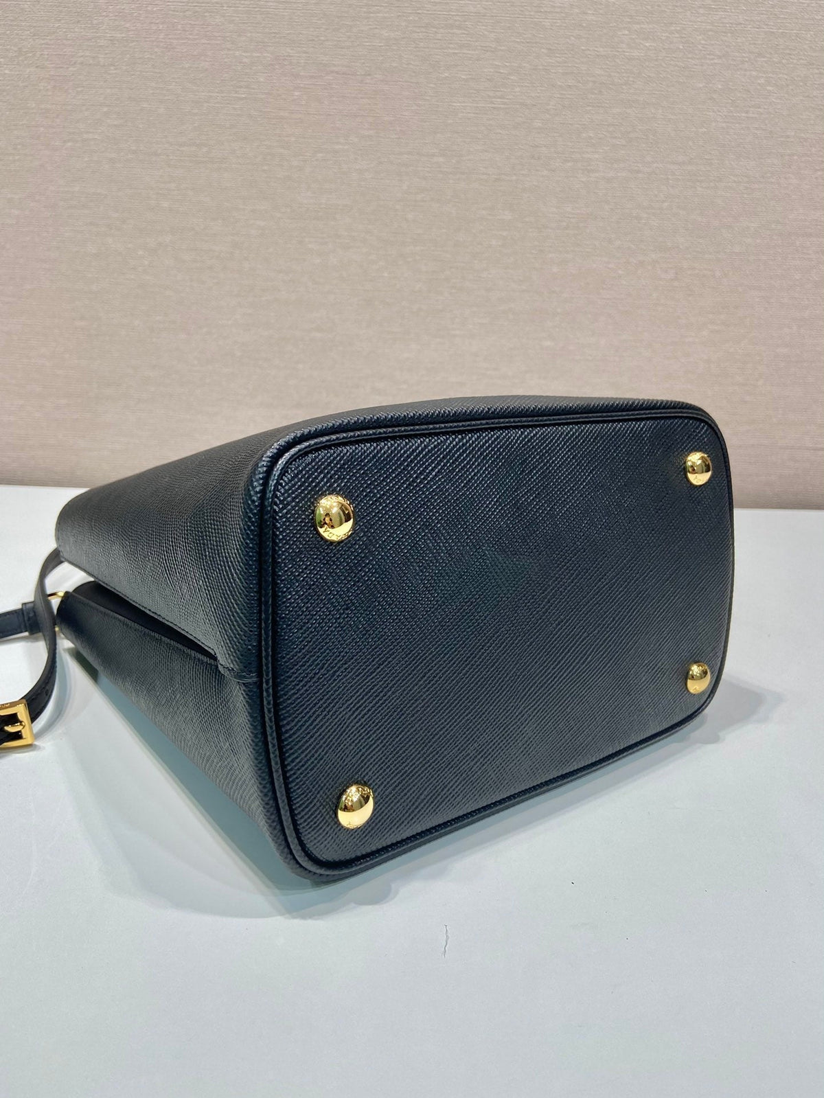 PRADA BUCKET BAG 23 IN BLACK SAFFIANO LEATHER