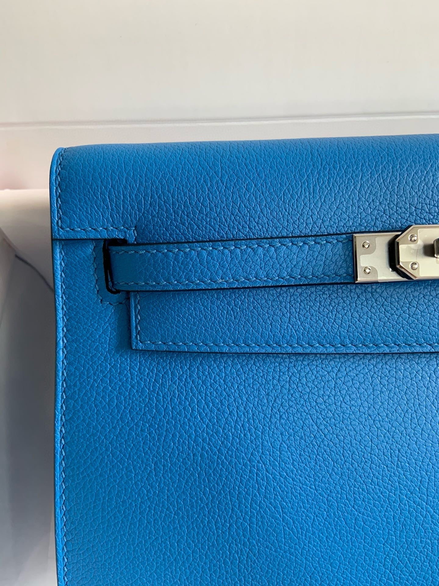 HERMES KELLY DANSE 22 EVERCOLOR BLUE IN CALFSKIN GOLD HARDWARE