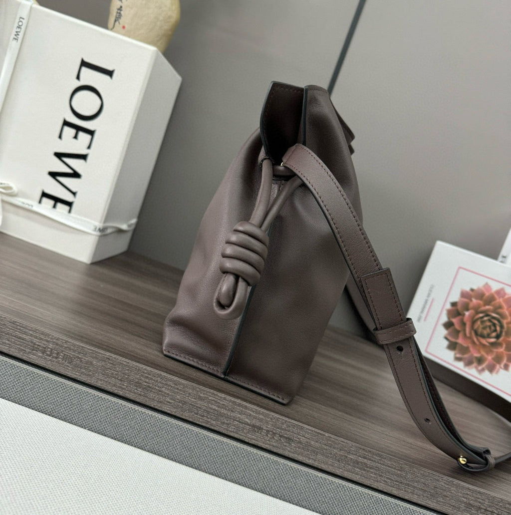 LOE 30 FLAMENCO PURSE BUCKET IN CHESTNUT BROWN CALFSKIN
