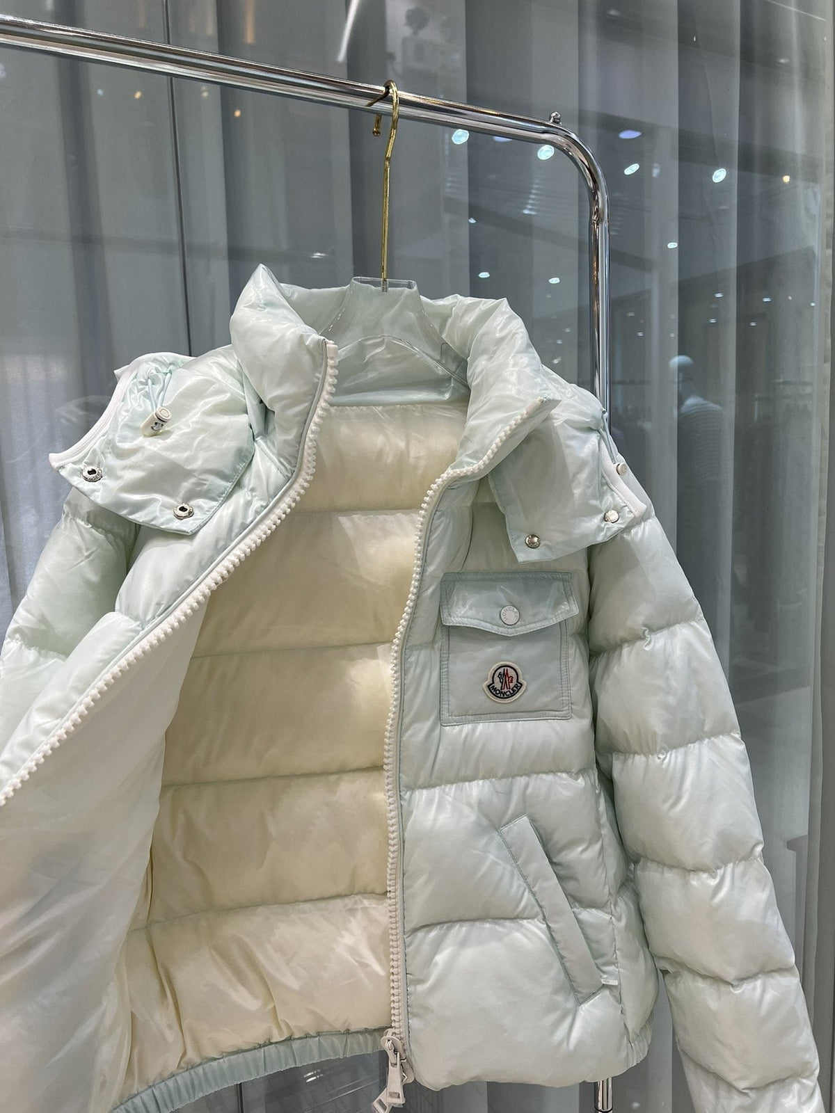 Moncler Hooded Front-Pocket Puffer Coat — detail
