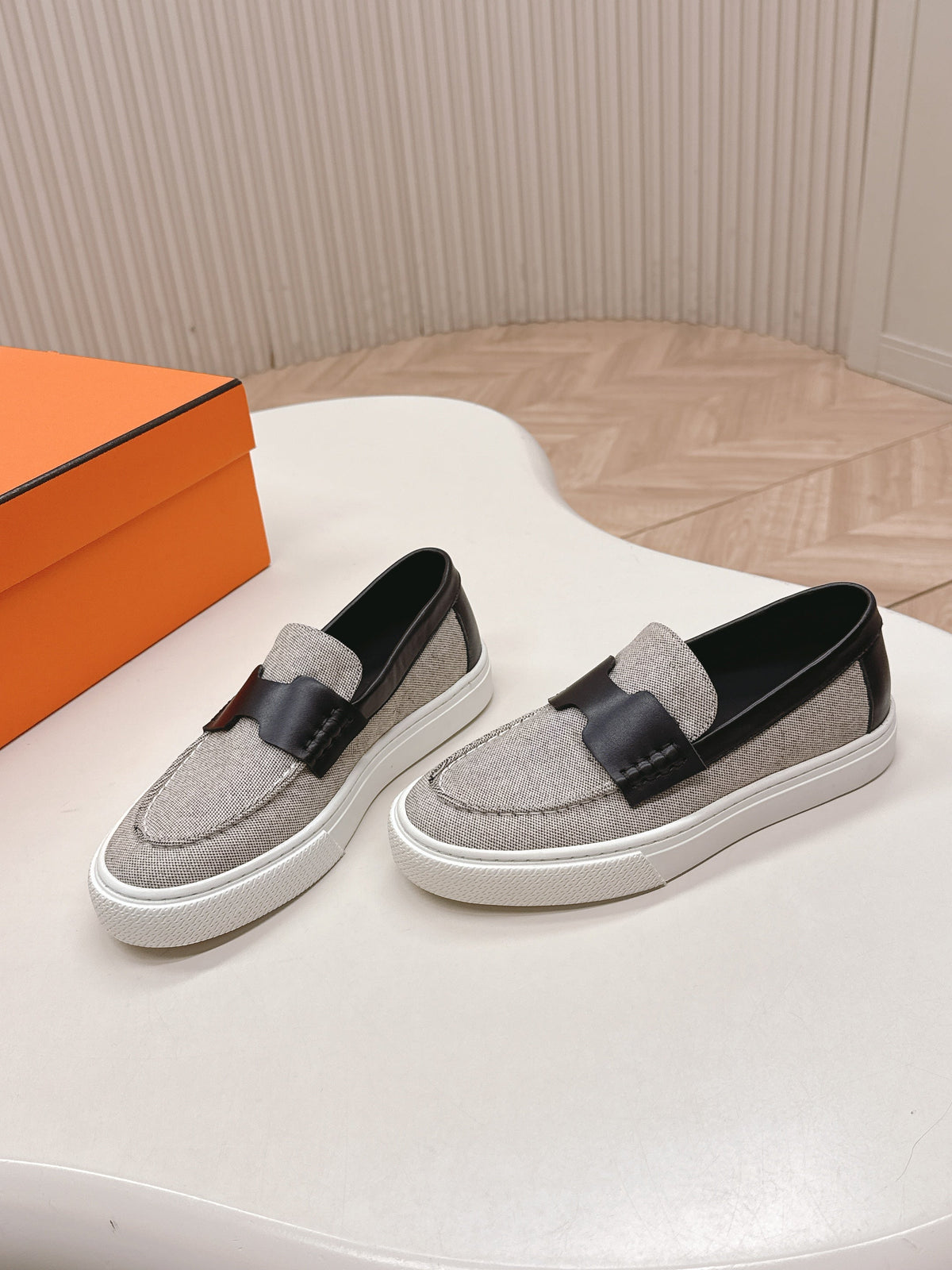 HERMES 25S SLIP-ON IN LIGHT GREY CANVAS AND BLACK LAMBSKIN