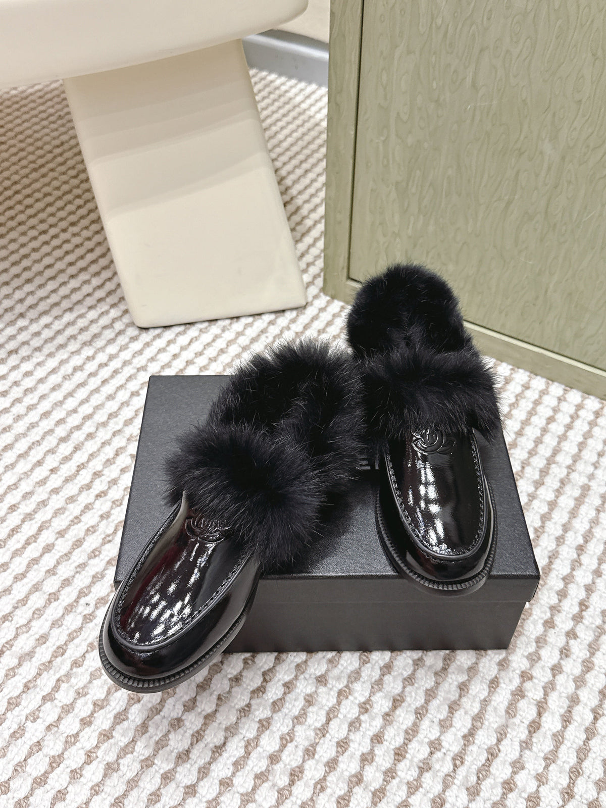 CHANEL 25S LOAFERS MOASIN IN BLACK GLOSSY CALFSKIN WITH MINK FUR LINING