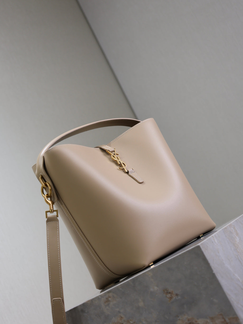 YSL 25S LE 5 À 7 BUCKET 26 IN NUDE CALFSKIN GOLD HARDWARE