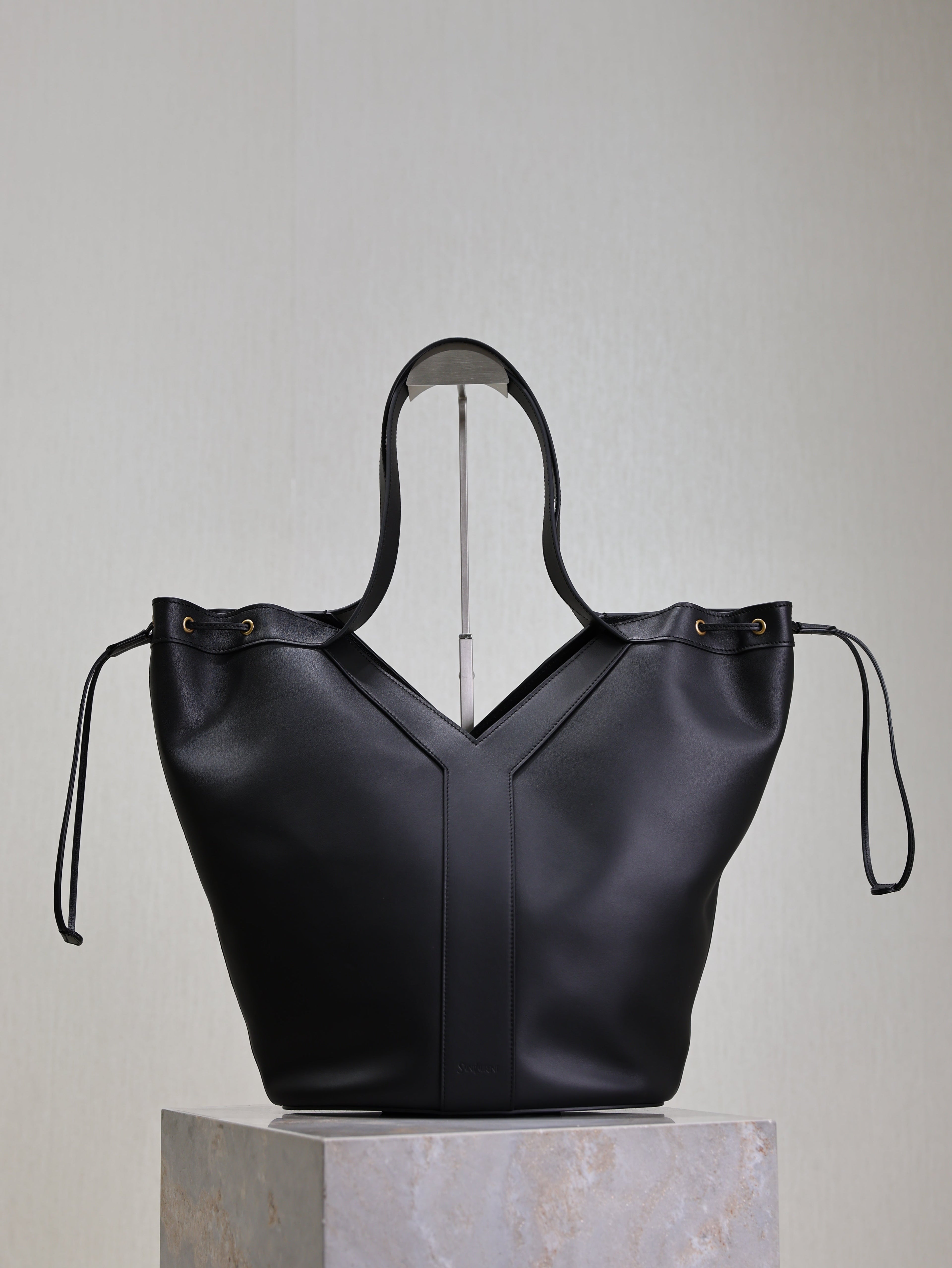 YSL 25S Y LARGE HOBO 50 IN BLACK CALFSKIN GOLD HARDWRE