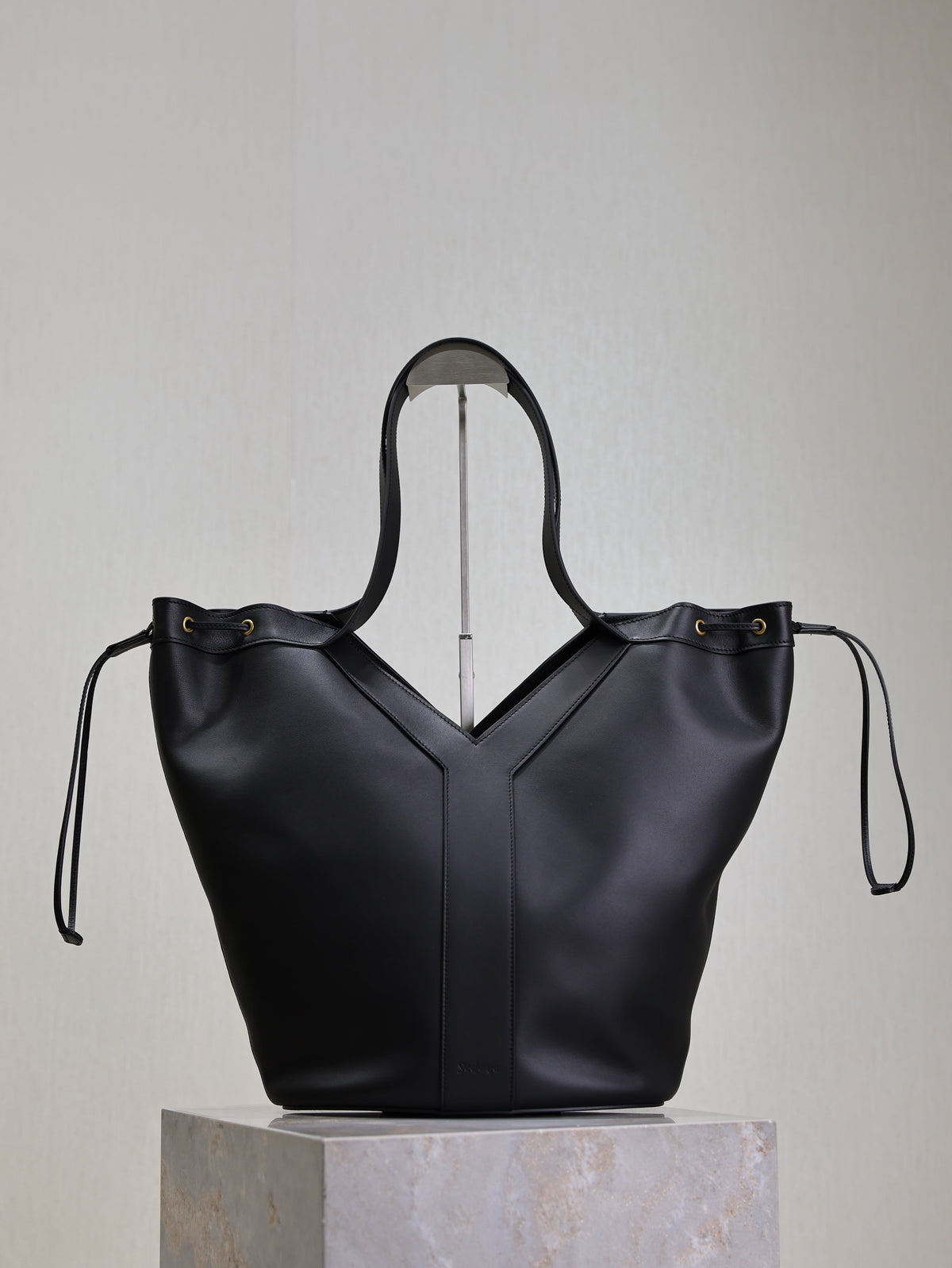 YSL 25S Y LARGE HOBO 50 IN BLACK CALFSKIN GOLD HARDWARE