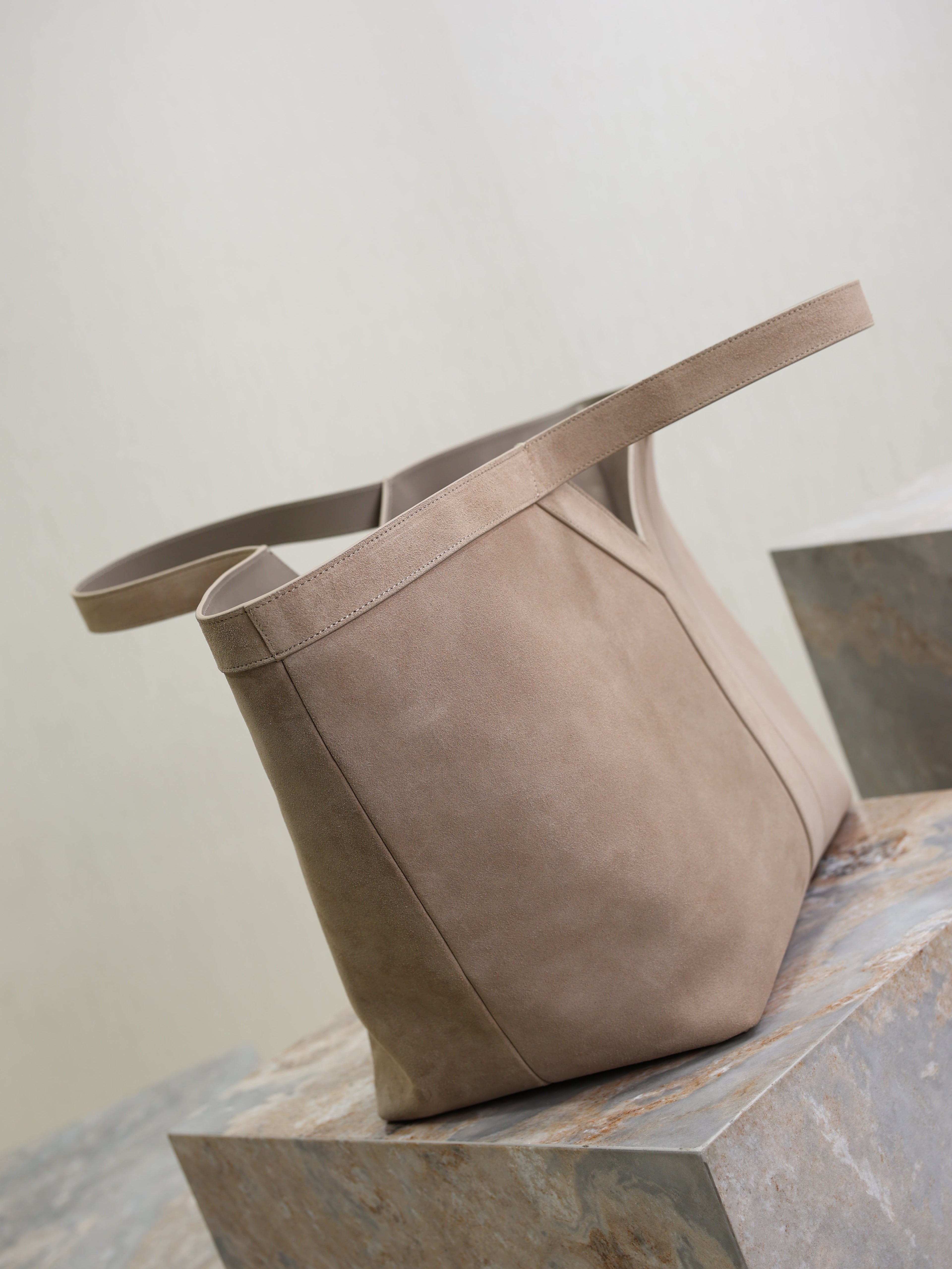YSL 25S Y MAXI TOTE 50 IN DRY GRAIN SUEDE GOLD HARDWRE