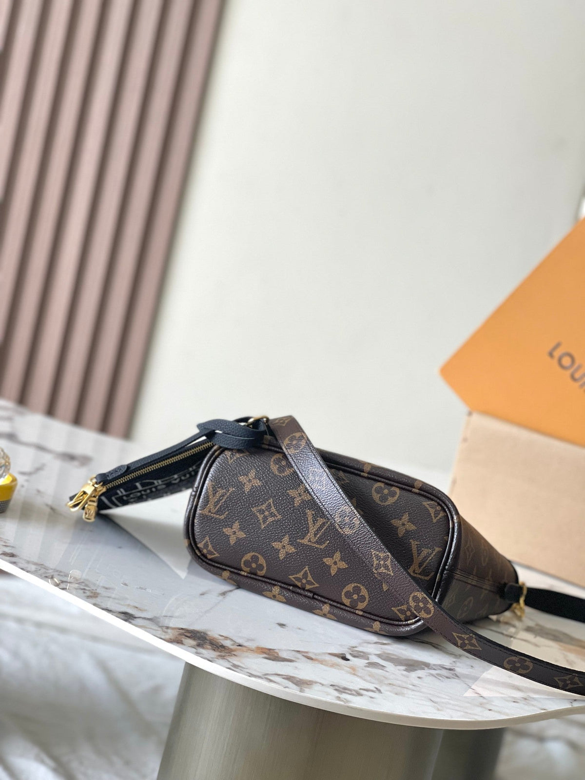 LOUIS VUITTON NEVERFULL BANDOULIÈRE INSIDE OUT BB 24 IN BROWN MONOGRAM CANVAS AND BLACK CALFSKIN