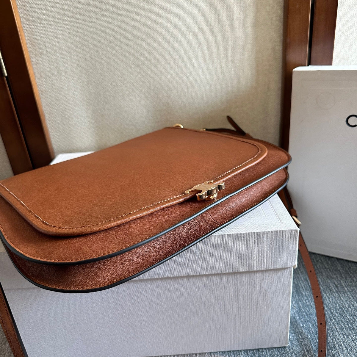 CELINE 25S BESACE SOFT TRIOMPHE 32MM IN BROWN SUPPLE SHINY LAMBSKIN