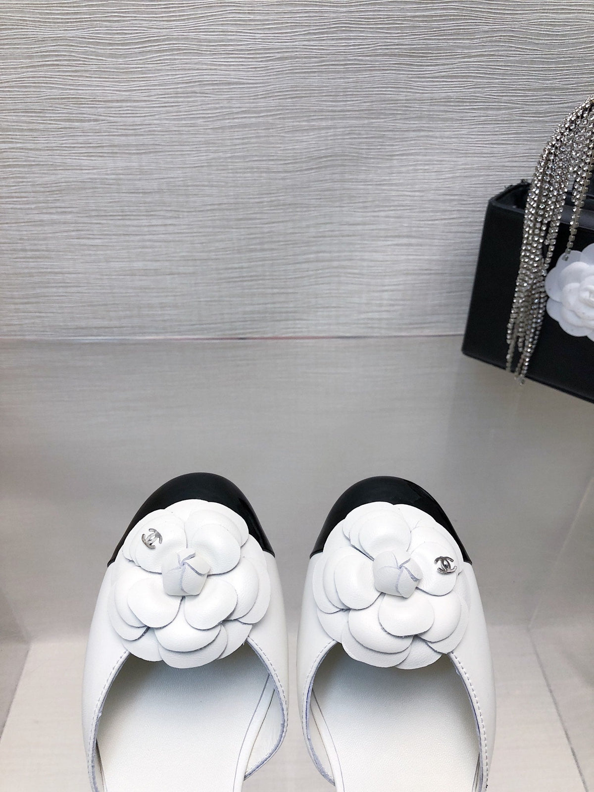 CHANEL WHITE MIX BLACK LAMBSKIN CAMELLIA HOLLOW SANDAL