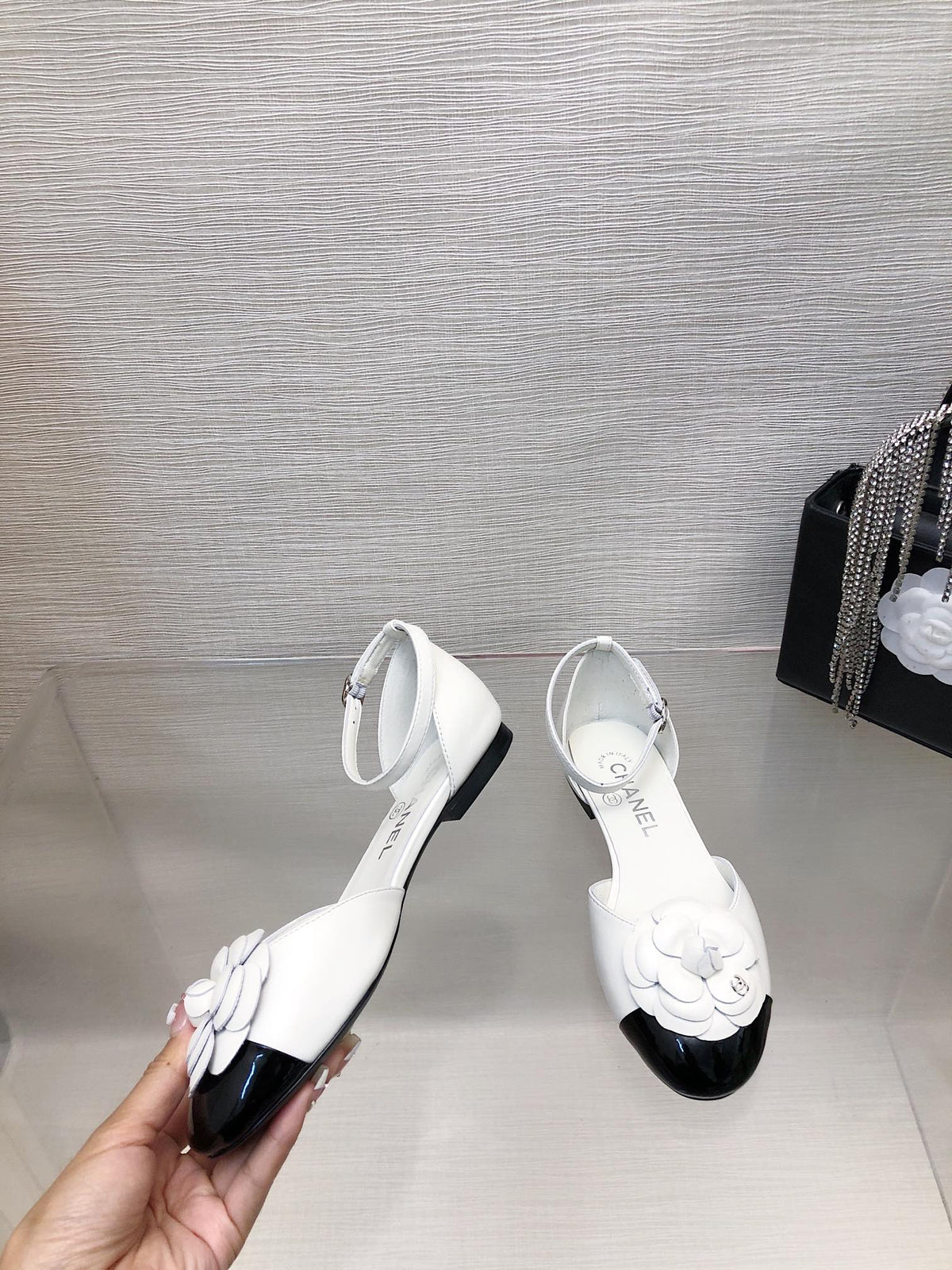 CHANEL WHITE MIX BLACK LAMBSKIN CAMELLIA HOLLOW SANDAL