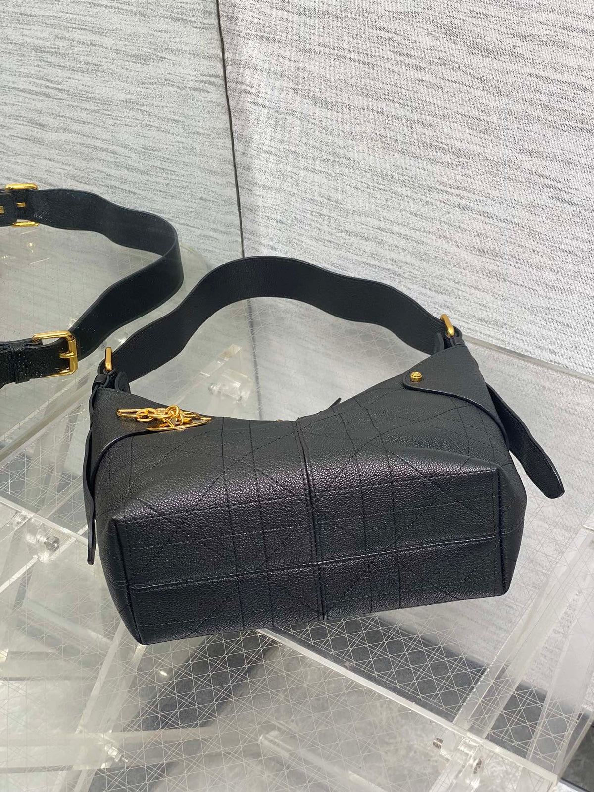 DIOR 25S SMALL VOYAGE BAG 23 IN BLACK FLAT MACROCANNAGE GRAINED CALFSKIN