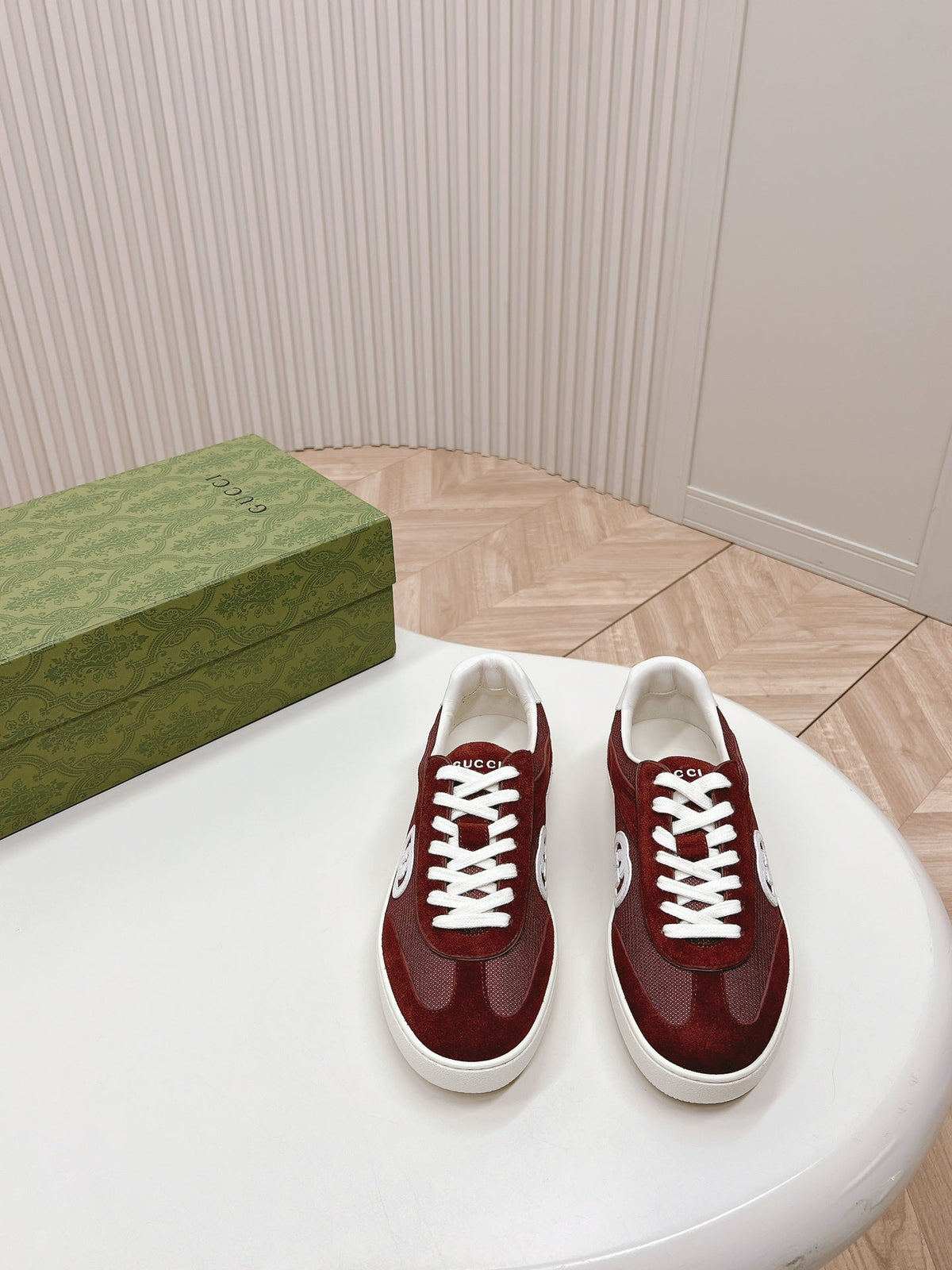 GUCCI SNEAKER WITH INTERLOCKING G IN GARNET RED SUEDE AND MESH