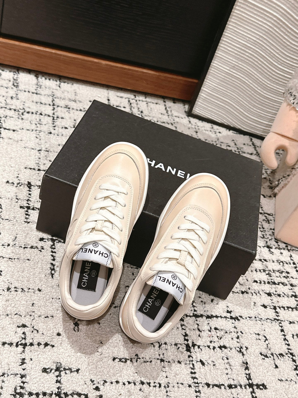 CHANEL SNEAKER IN BISQUE BEIGE HAND-POLISHED CALFSKIN 977827