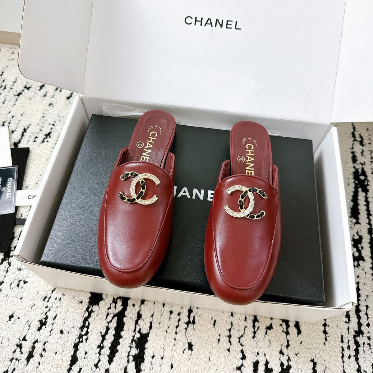 CHANEL FLAT MULE IN RUBY RED CALFSKIN HARDWARE WITH ROCK MIX CHAIN