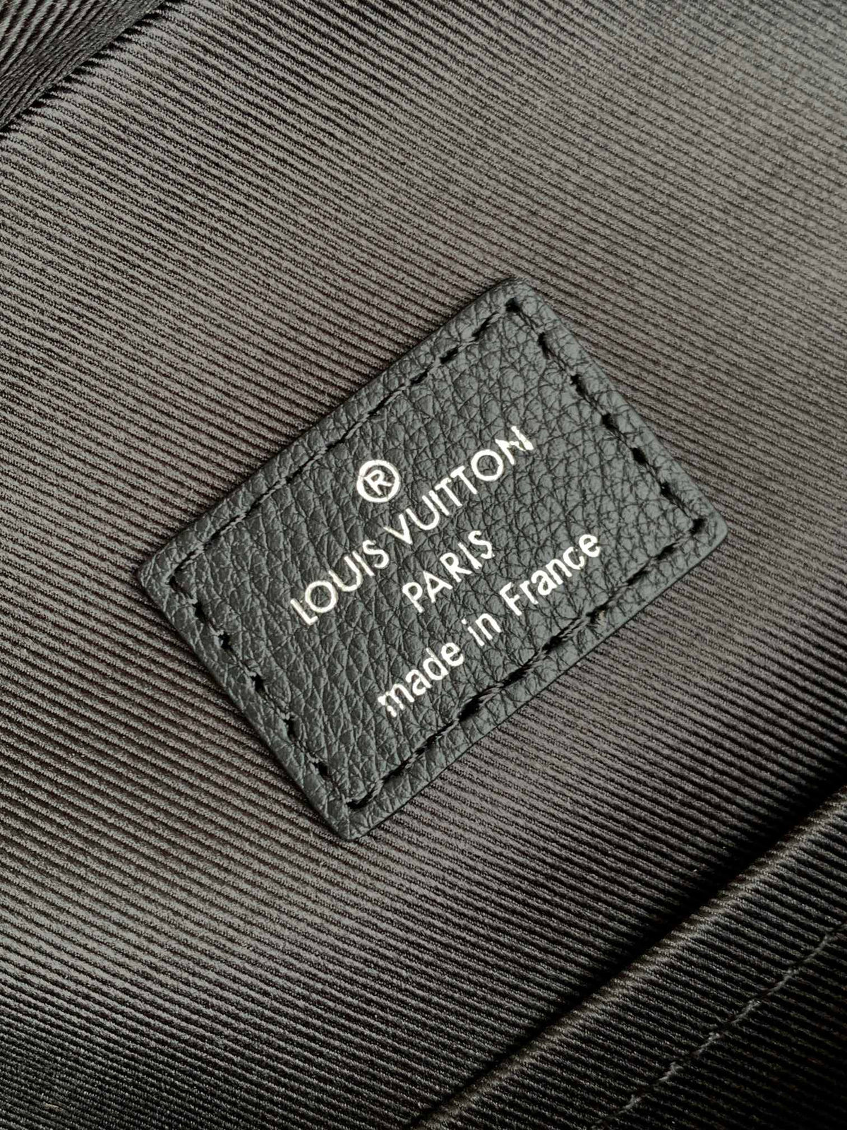 LOUIS VUITTON AVENUE 31 IN BLACK CANVAS CALFSKIN