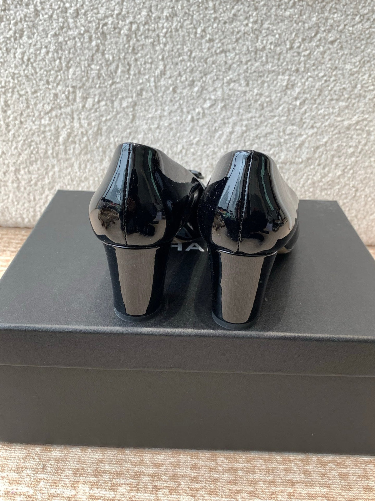 CHANEL MID-HEEL PUMPS IN BLACK PATENT CALFSKIN