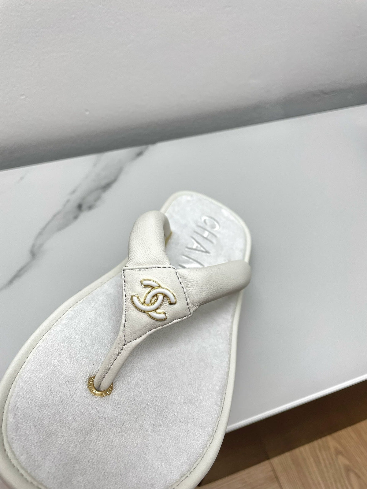 CHANEL THONG SLIPPERS IN WHITE LAMBSKIN