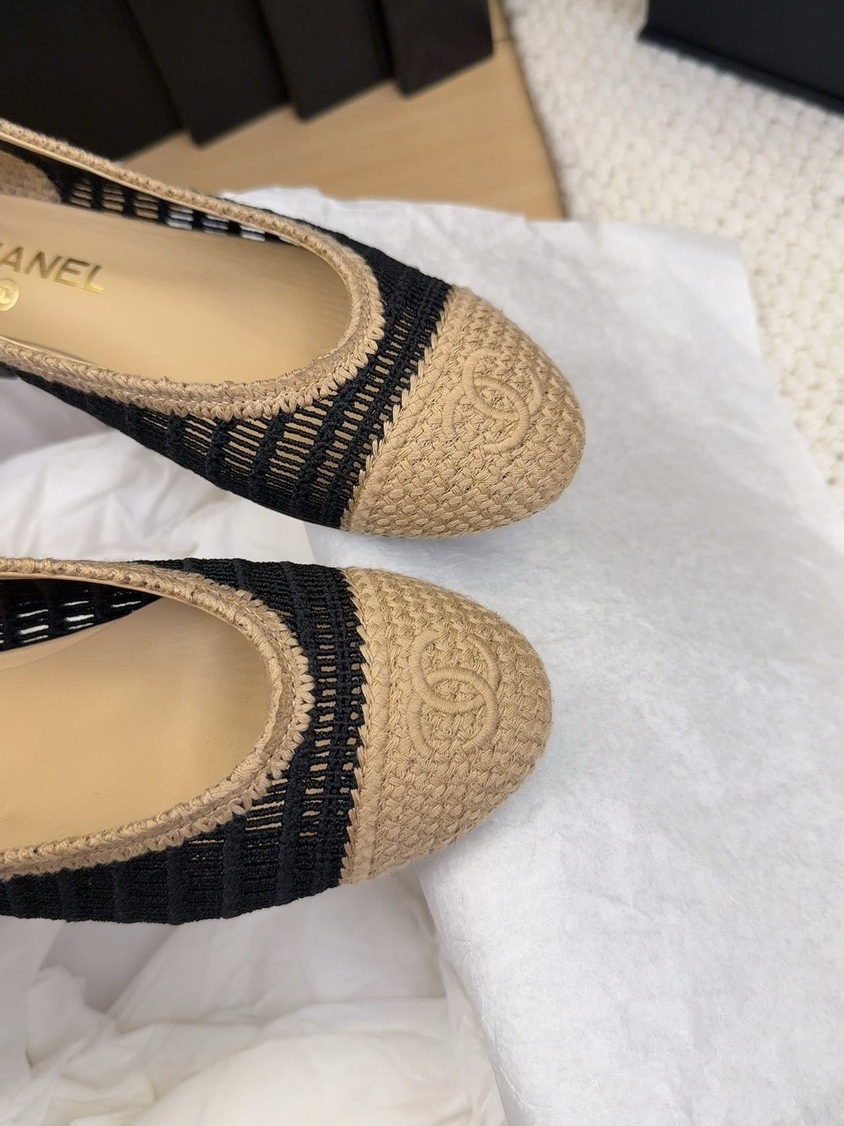 CHANEL BALLERINAS IN BLACK MIX PEANUT BROWN RAFFIA
