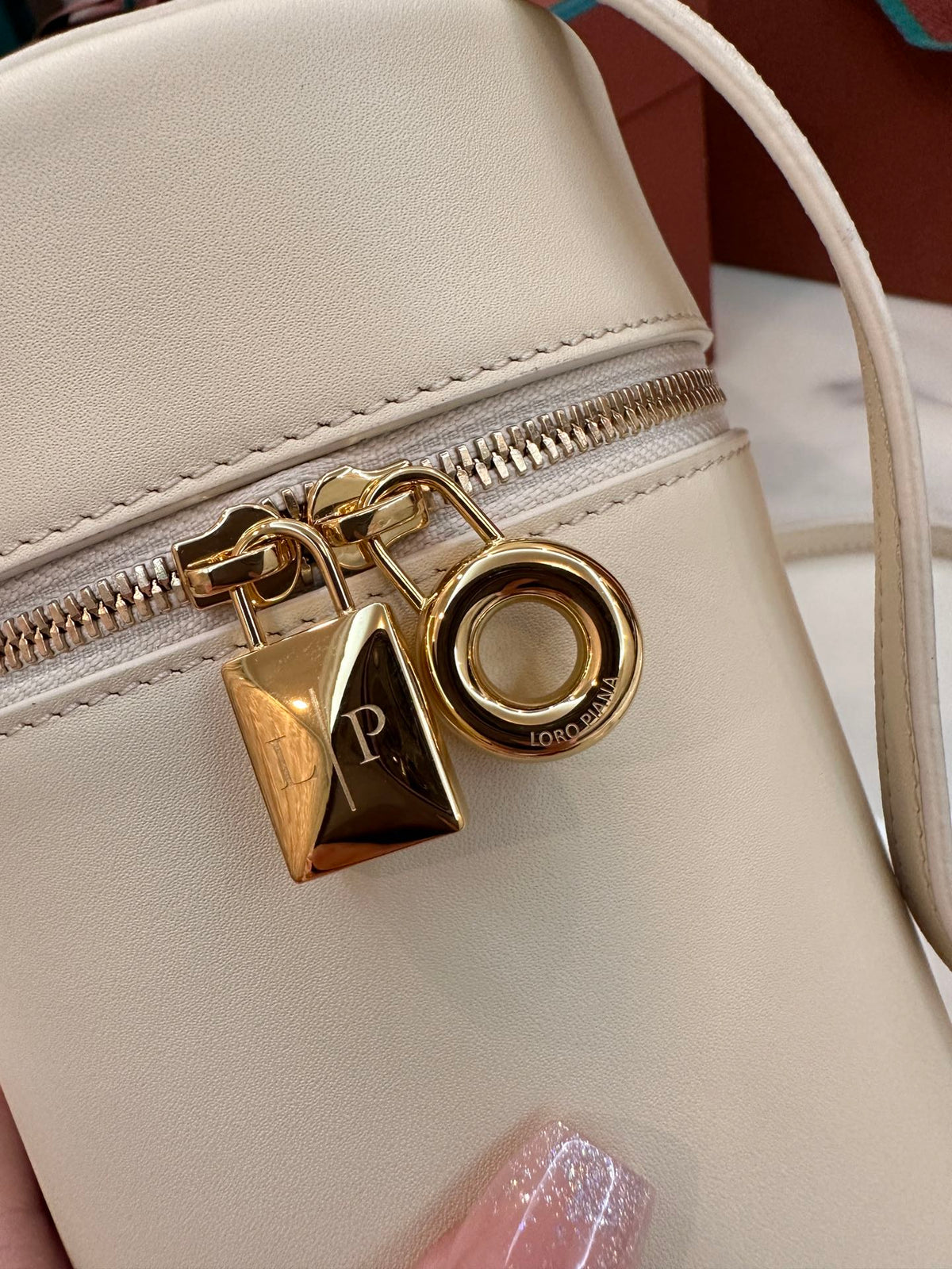 EXTRA CASE MEDIUM 16 BAG IN WHITE CREAM SMOOTH CALFSKIN WITH GOLD HARDWARE