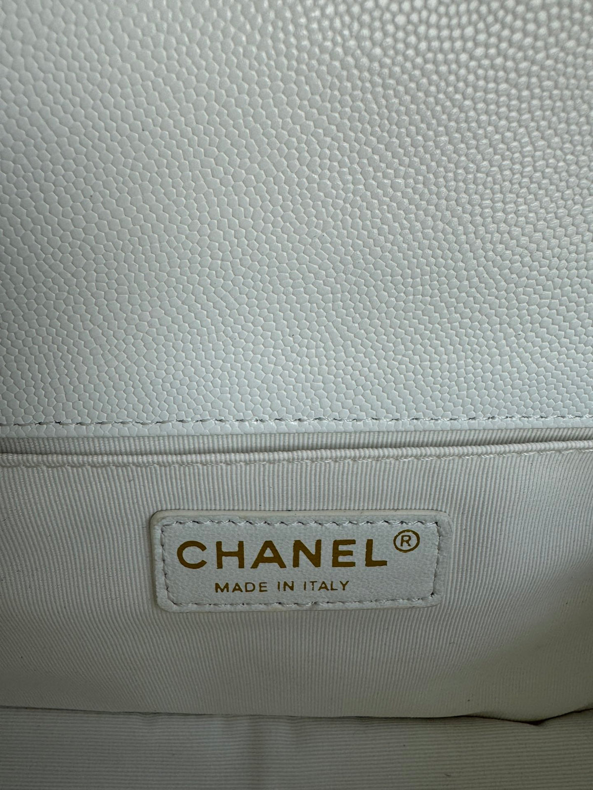 CHANEL BOY 25S 25 CM IN WHITE LAMBSKIN WITH GOLD HARDWARE