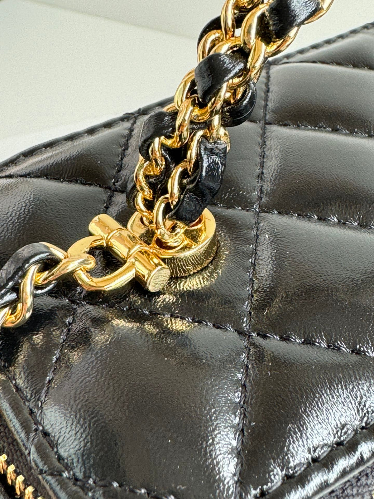 CHANEL SMALL VANITY CASE 17 WITH HANDLE IN BLACK CALFSKIN GOLD METAL CHAIN