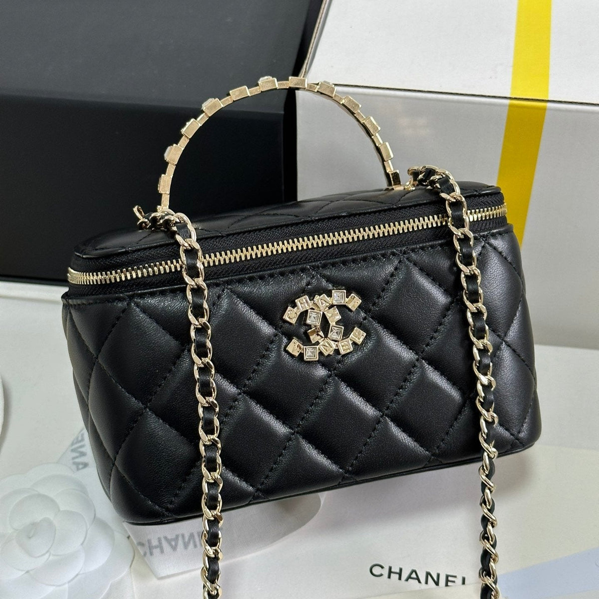 CHANEL VANITY CASE 18 IN BLACK CALFSKIN GOLD HARDWARE