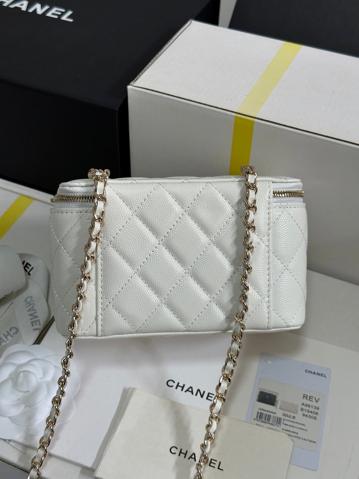 CHANEL VANITY CASE 17 CRYSTAL STUDDED LOGO IN WHITE CALFSKIN GOLD HARDWARE
