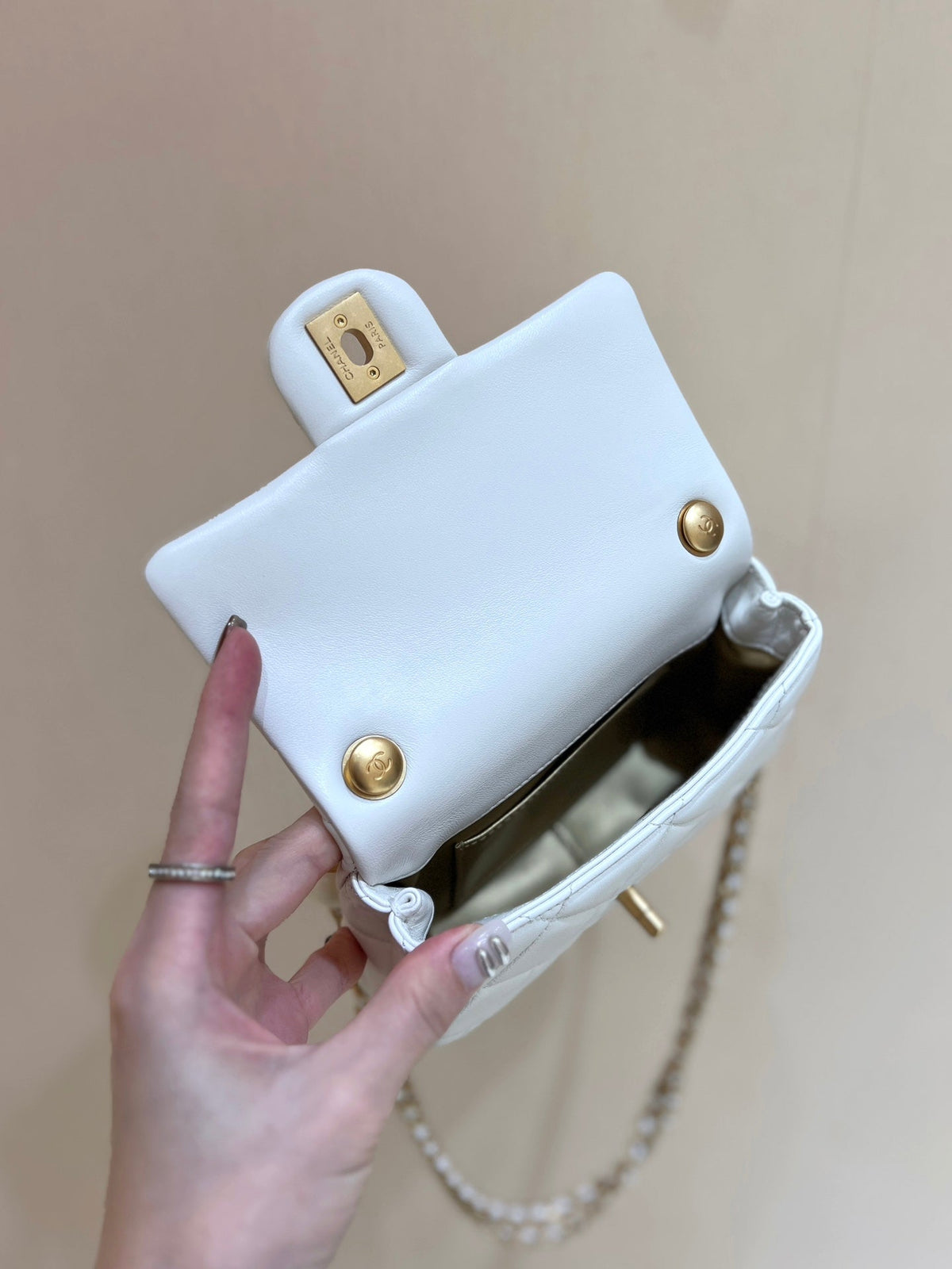 CHANEL 25S  CROSSBODY HANDBAG 17 IN WHITE LAMBSKIN GOLD HARDWARE