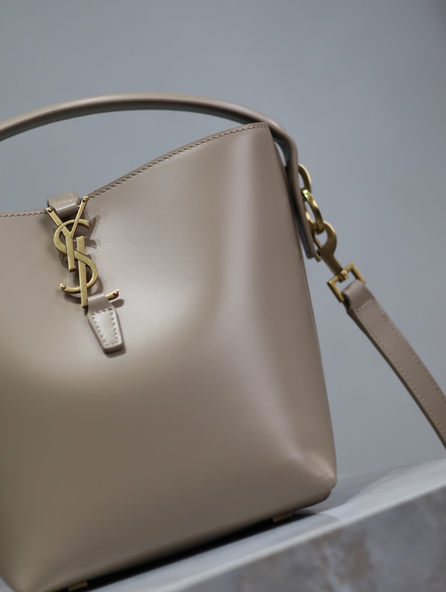YSL 25S LE 37 BUCKET 20 IN BEIGE CALFSKIN GOLD HARDWARE