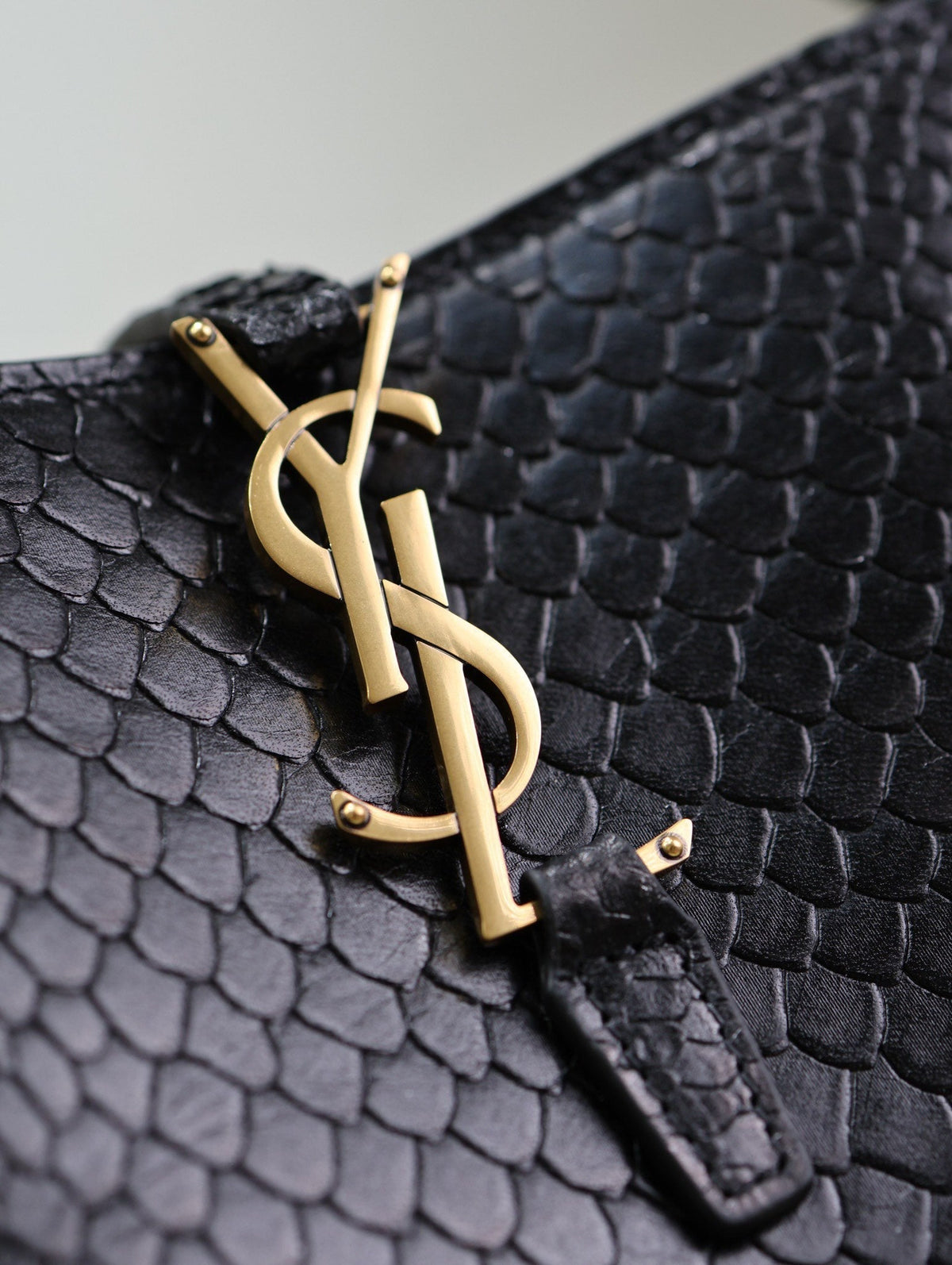 YSL 25S LE 37 20 IN BLACK SNAKE EMBOSSED CALFSKIN GOLD HARDWRE
