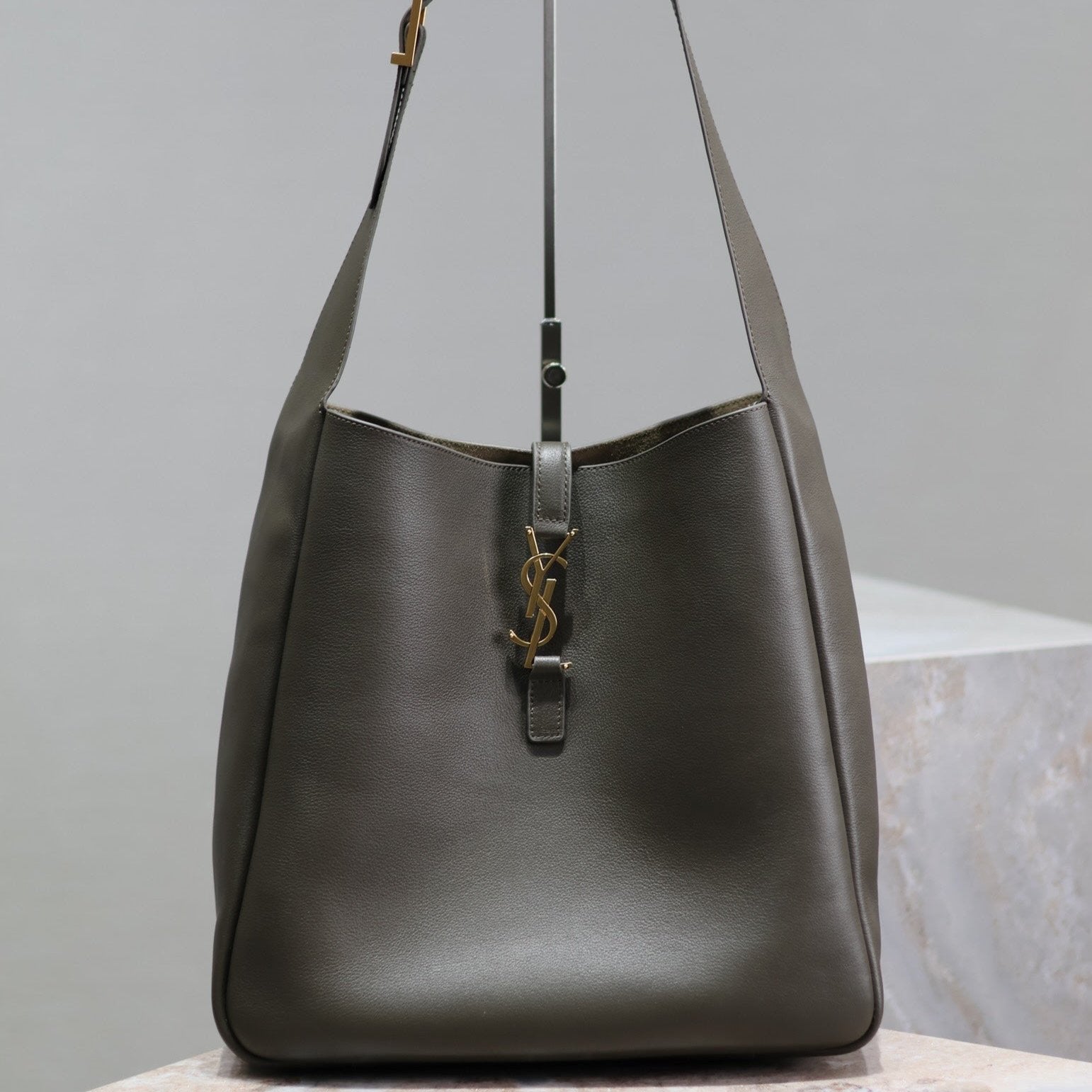 LE 5 À 7 LARGE BAG 31 IN KHAKI GREEN LAMBSKIN